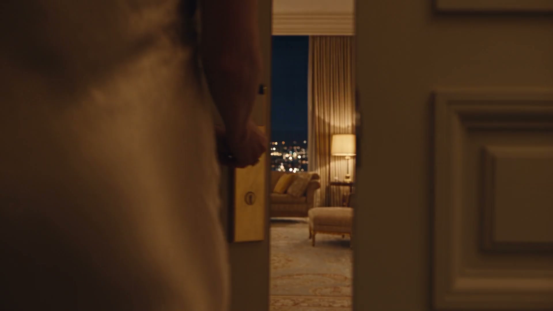 Salon de la Suite Auréa ouvert sur les lumières nocturnes de Paris